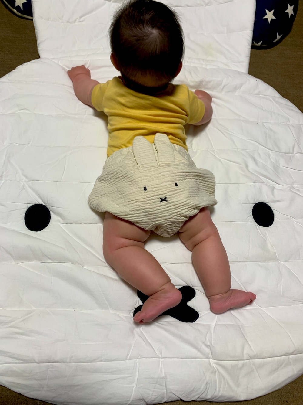 「ミッフィー、女の子、6ヶ月、かぼちゃパンツ、ベビーコーデ」｜「Miffyのアイテム（その他パンツ、ベージュ系）」を使った、MAREさん（キッズ・60cm）の春コーディネートの1枚目の写真