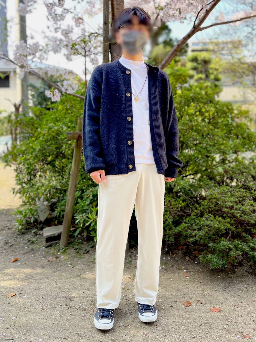 ブラック系のカーディガン/ボレロ、ブラック系のスニーカー、ベージュ系のその他パンツを着用したメンズの春コーディネートの1枚目の写真