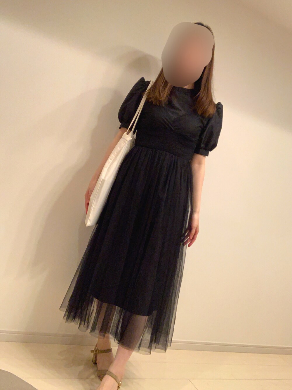 「夏コーデ、休日コーデ、ラクチンコーデ、カジュアルコーデ、オトナ女子、ワンピース、黒、トートバッグ、サンダル、チュール、重ね着」｜「ショップ袋のアイテム（トートバッグ、ホワイト系）」を使った、Miisさん（レディース・159cm）の夏コーディネートの1枚目の写真