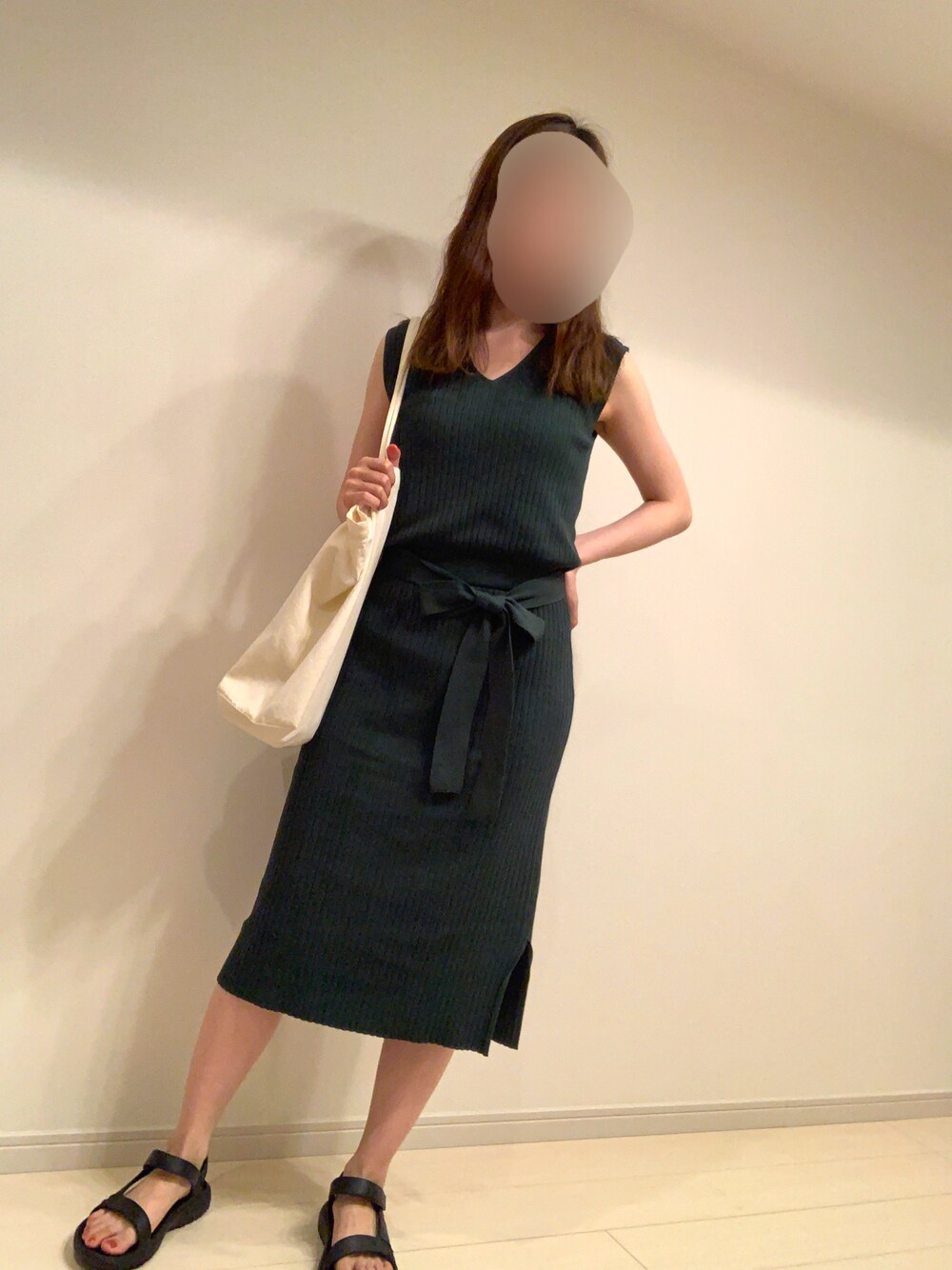「大人カジュアル、夏コーデ、今日のコーデ、ワンピース、休日コーデ、サンダル、トートバッグ、タイトワンピース、オトナ女子」｜「Tevaのアイテム（サンダル、ブラック系）」を使った、Miisさん（レディース・159cm）の夏コーディネートの1枚目の写真