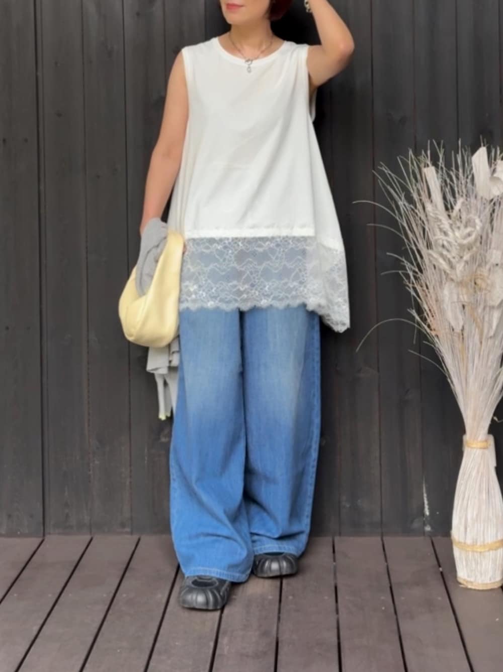 ホワイト系のTシャツ/カットソー、グレー系のカーディガン/ボレロ、ブルー系のデニムパンツを着用したレディースの春コーディネートの1枚目の写真