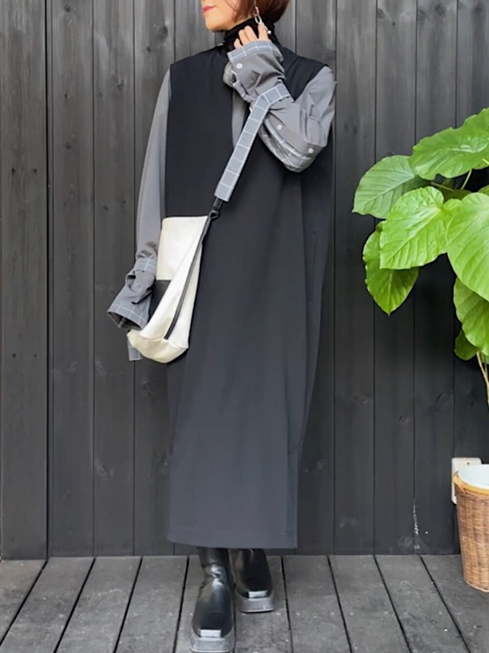 ブラック系のワンピース、グレー系のシャツ/ブラウス、ホワイト系のショルダーバッグを着用したレディースの秋コーディネートの1枚目の写真
