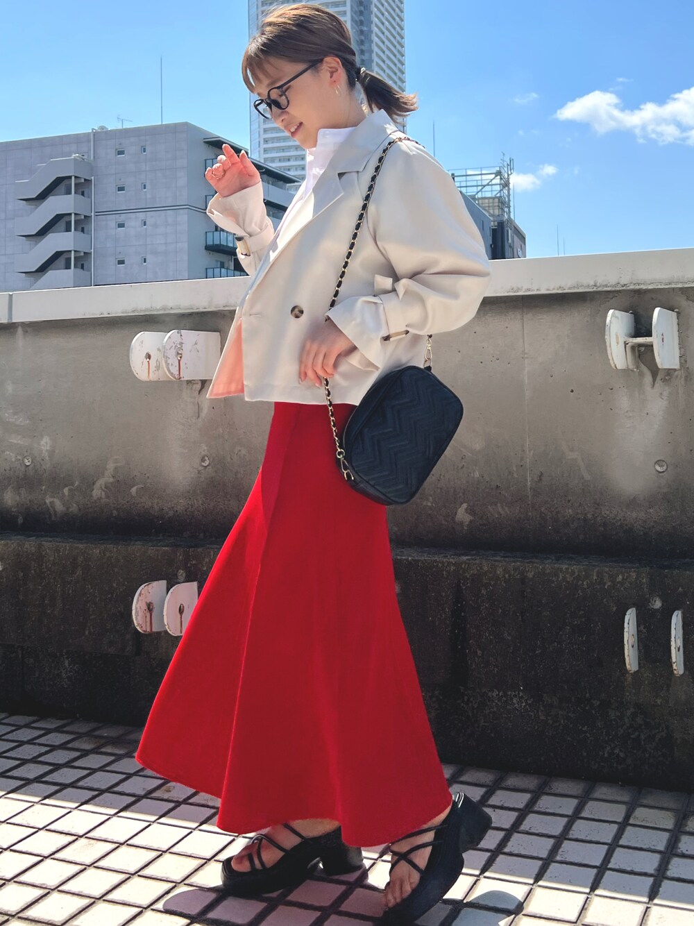 「カラー×コーデ、オトナカジュアル、シンプルコーデ、スカート、スカートスタイル、レッド、トレンチコート、ショートトレンチ、キレイめ、低身長、シンプル、ootd、春カラー、カラーコーデ」｜「moment+のエステルツイル キャンディスリーブショートトレンチ（トレンチコート、ホワイト系）」を使った、Amiさん（レディース・156cm）の春コーディネートの1枚目の写真