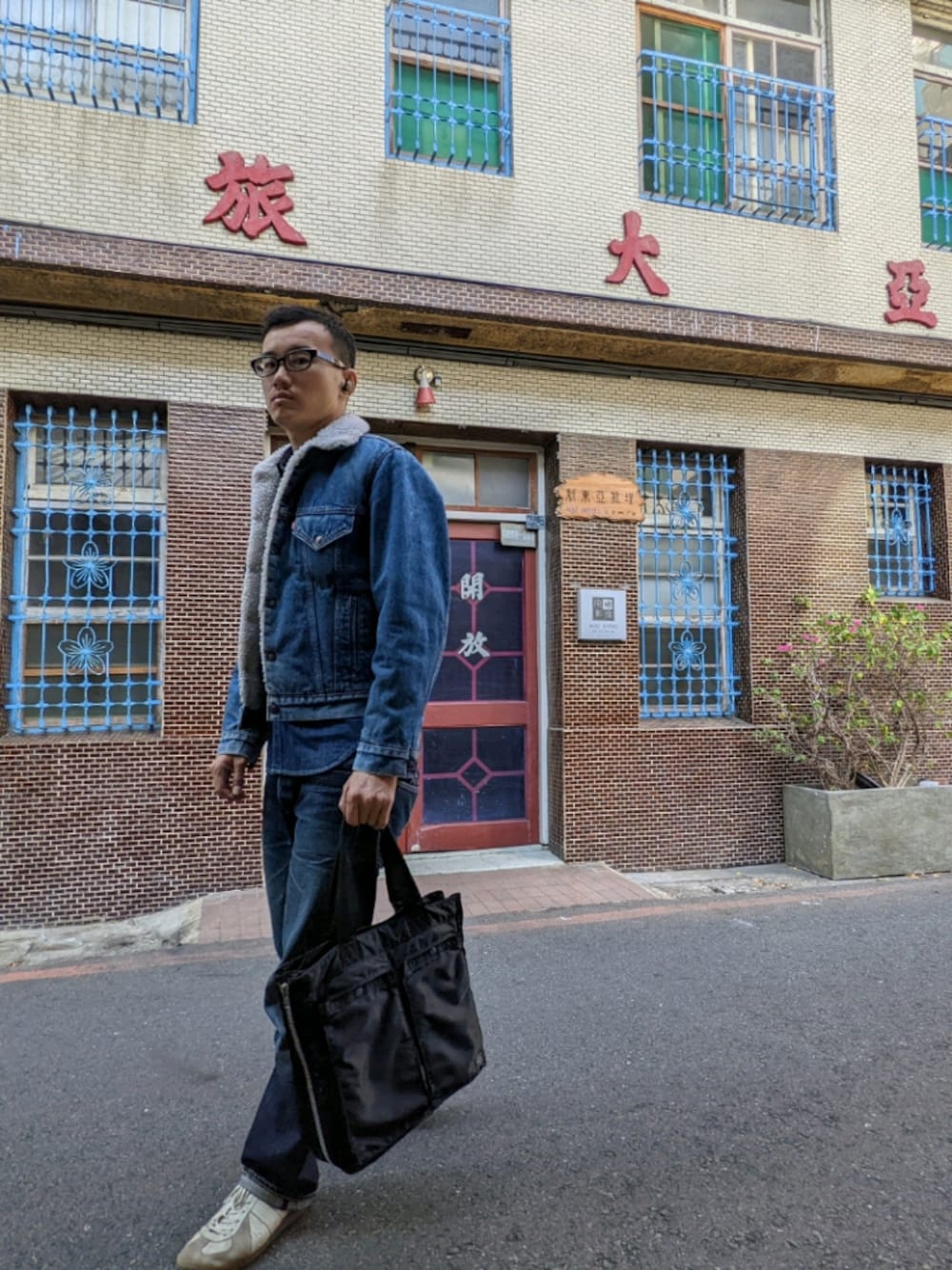 「denim on denim、Tainan、Tainan Taiwan、Porter Tanker」｜「PORTERのPORTER TANKER 2WAY TOTE BAG <B印 YOSHIDA SELECT>（トートバッグ、ブラック系）」を使った、金旺さん（メンズ・179cm）の冬コーディネートの1枚目の写真