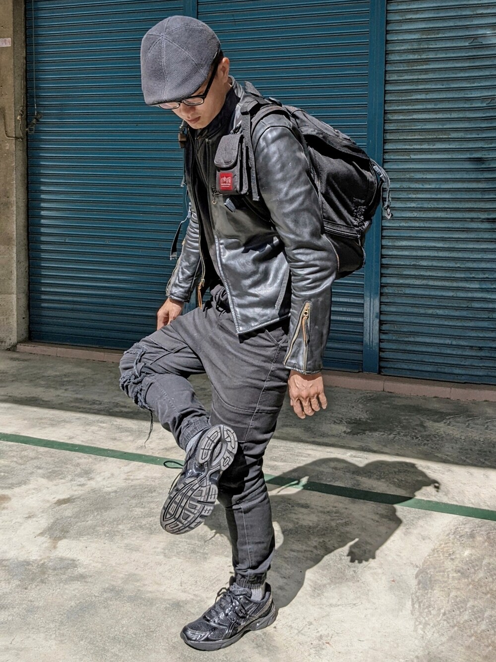 「asics sportstyle、ALL BLACK、publish brand、jogger pants、asics、Manhattan Portage」｜「ASICSのアイテム（スニーカー、ブラック系）」を使った、金旺さん（メンズ・179cm）の冬コーディネートの1枚目の写真