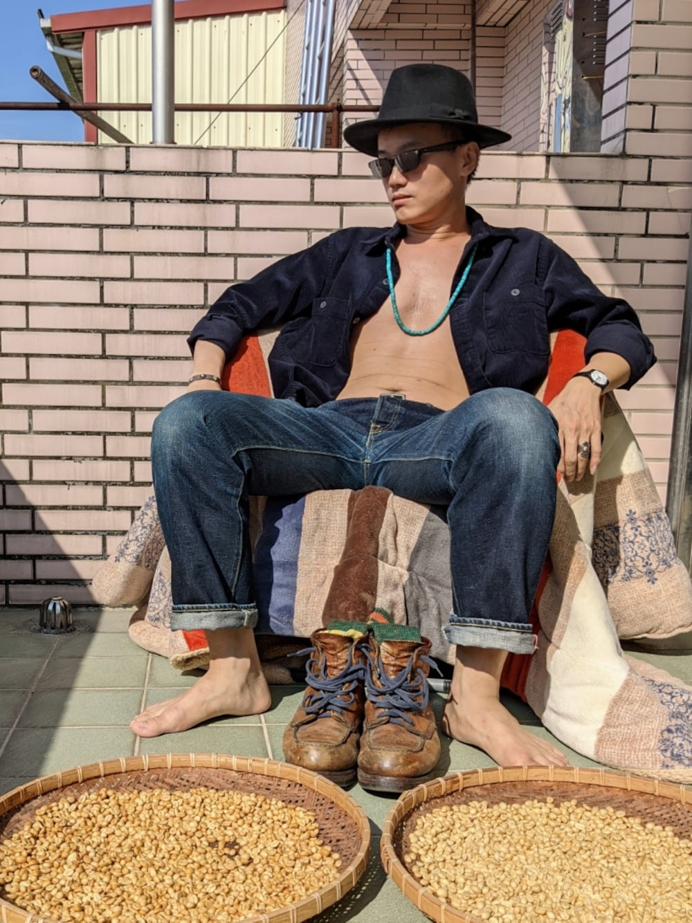 「Redwing、fedora、coffee、corduroy、色落ちデニム」｜「VISVIMのアイテム（ネックレス、グリーン系）」を使った、金旺さん（メンズ・179cm）の秋コーディネートの1枚目の写真