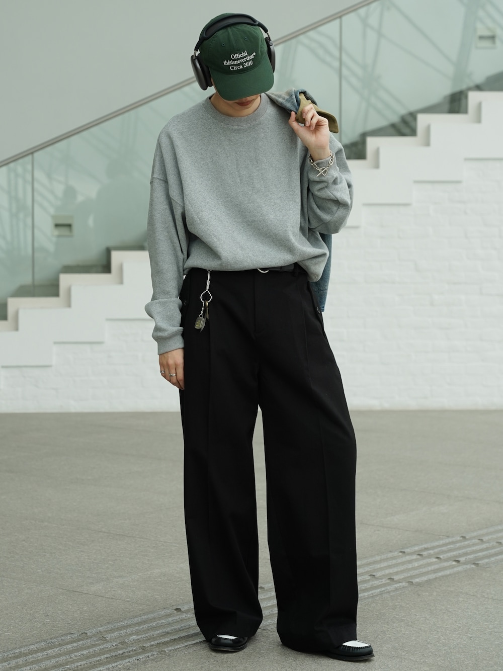黒 スウェット パンツ コーデ
