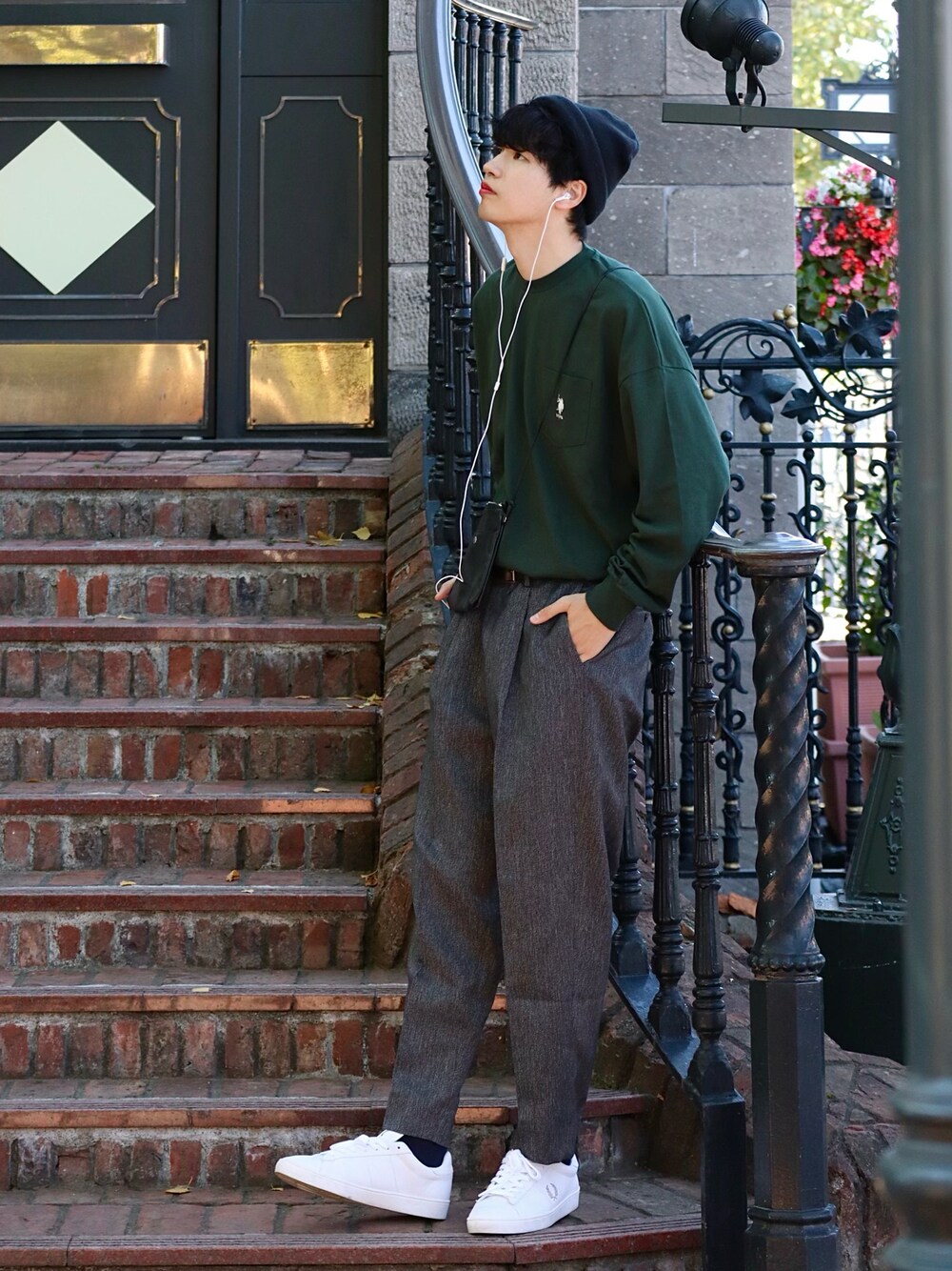グリーン系のTシャツ/カットソー、ブラック系のショルダーバッグ、グレー系のその他パンツを着用したメンズの秋コーディネートの1枚目の写真