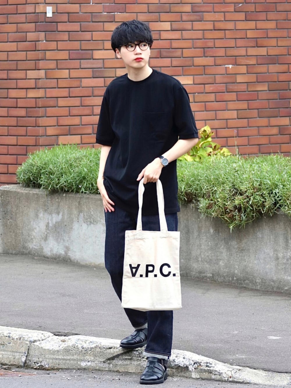 ブラック系のTシャツ/カットソー、ホワイト系のトートバッグ、ブラック系のサンダルを着用したメンズの夏コーディネートの1枚目の写真