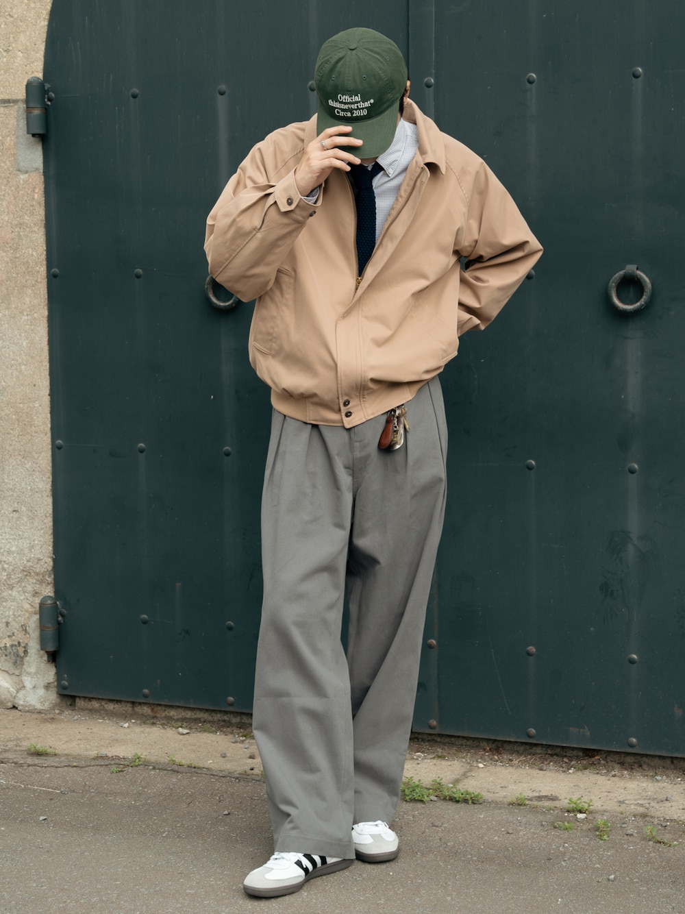 「グランパコア、ハリントンジャケット、スニーカー、キャップ、秋コーデ、グルカパンツ、チノパン、秋服、きれいめカジュアル、お洒落さんとつながりたい、大人カジュアル、カジュアルコーデ、ラフコーデ、Bleme、スポーツミックス」｜「Blemeのリラクシー スタンドネック ハリントンジャケット/スイングトップ（ブルゾン、ベージュ系）」を使った、  風早ゆうたさん（メンズ・184cm）の秋コーディネートの1枚目の写真