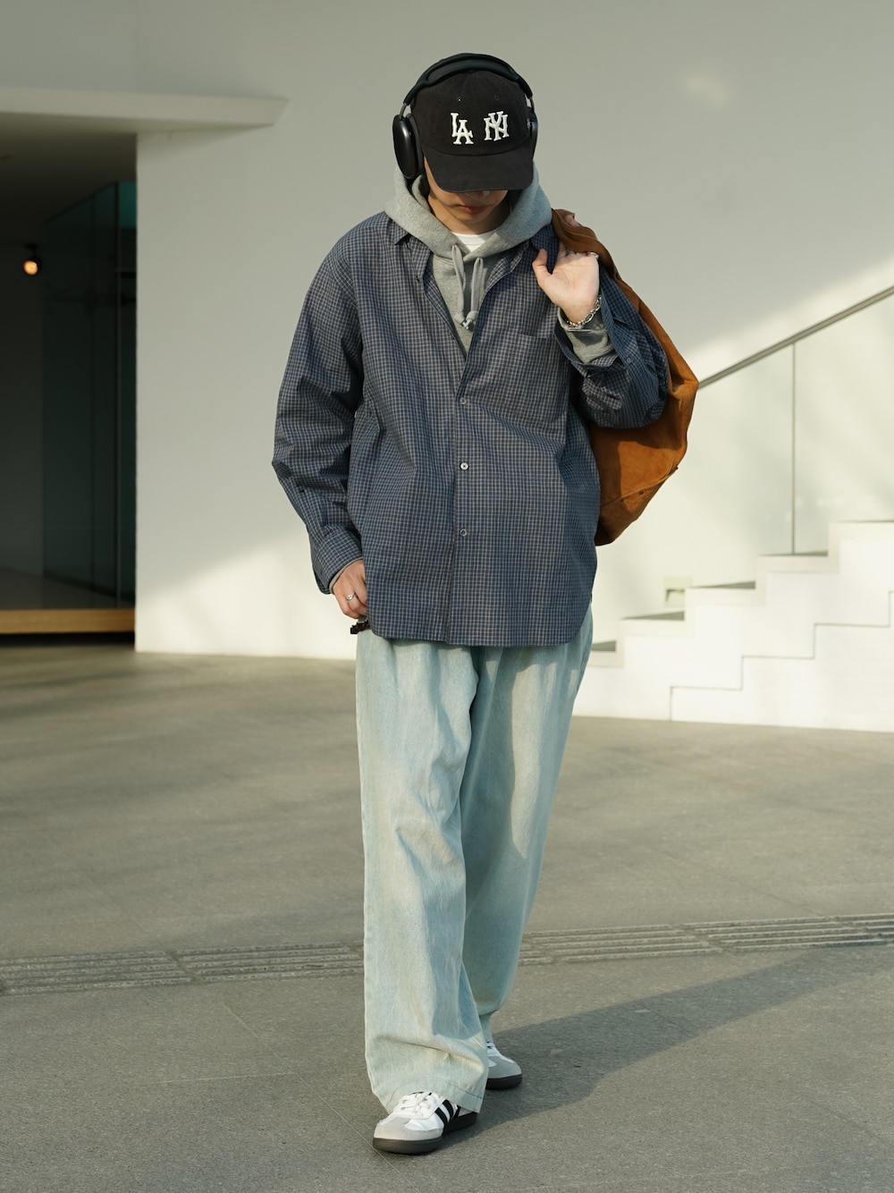 ブルー系のシャツ/ブラウス、ブルー系のデニムパンツ、ホワイト系のスニーカーを着用したメンズの春コーディネートの1枚目の写真