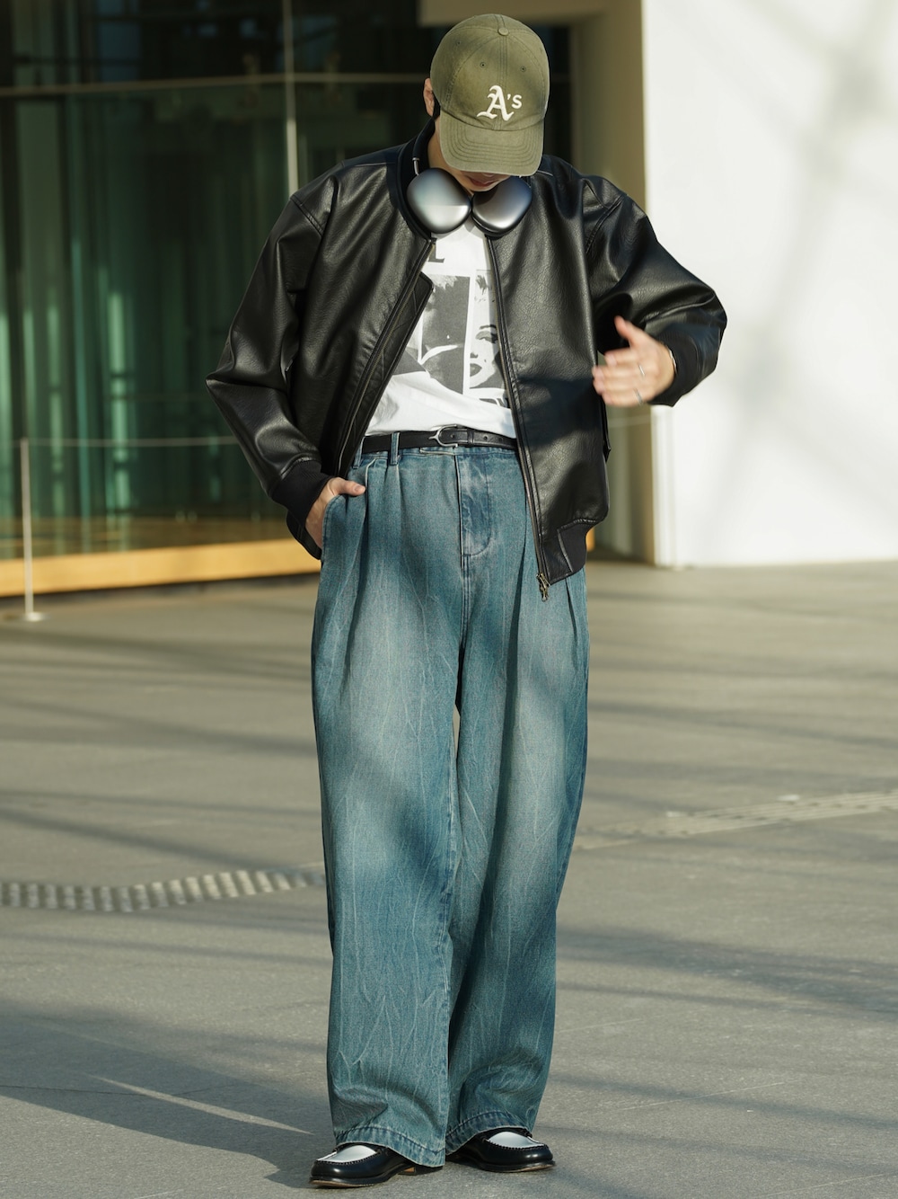 ブラック系のMA-1、ブラック系のローファー、ブルー系のデニムパンツを着用したメンズの春コーディネートの1枚目の写真