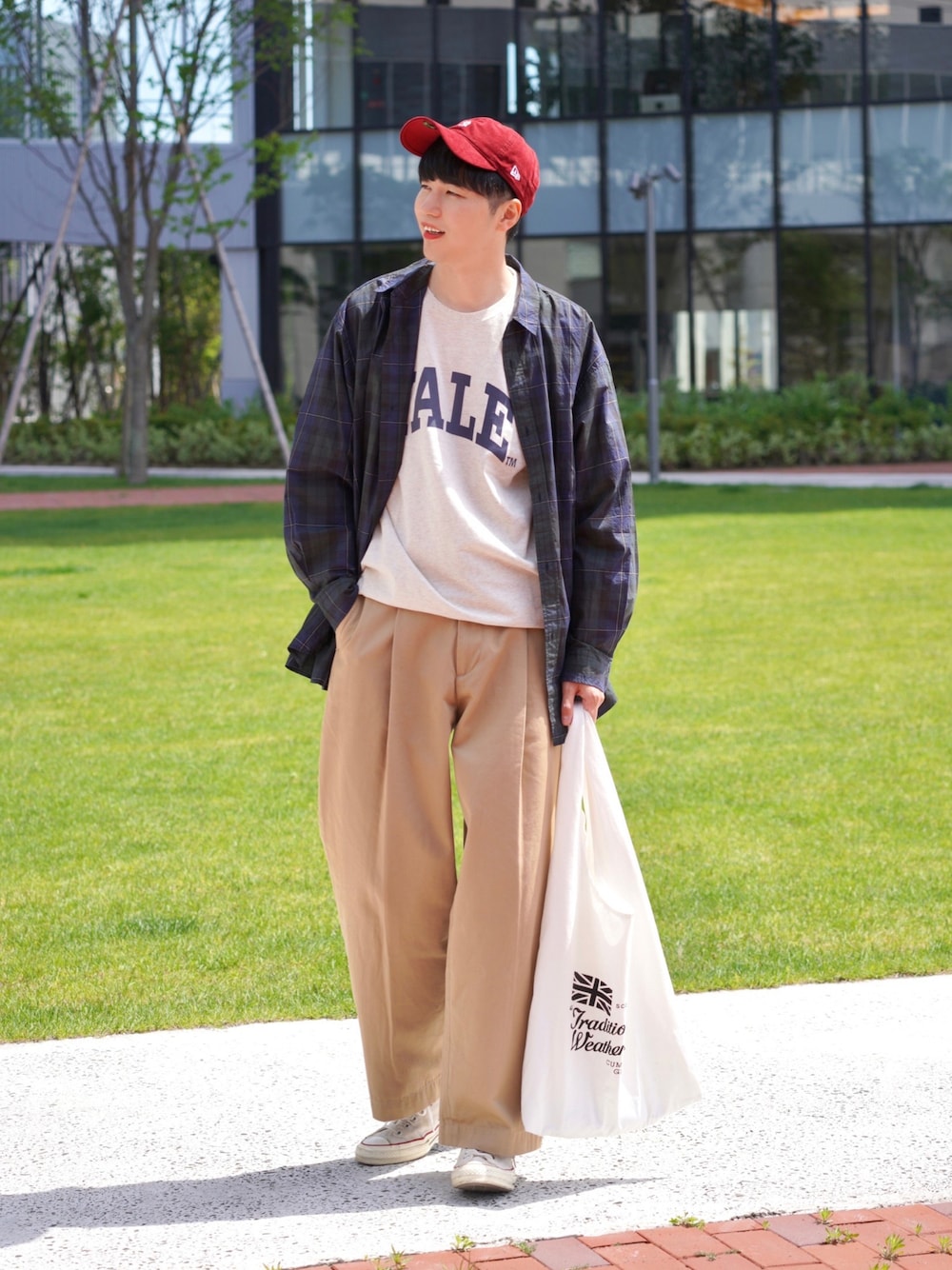 ベージュ系のTシャツ/カットソー、ホワイト系のエコバッグ/サブバッグ、ホワイト系のその他を着用したメンズの夏コーディネートの1枚目の写真