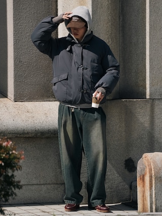 「Bleme（ブレム）のヘビーツイル ワイドストレート ダブルインタック グルカチノパンツ / ヴィンテージ加工 グルカデニムパンツ（デニムパンツ）」を使った、  風早ゆうたさん（メンズ・184cm）の秋コーディネート