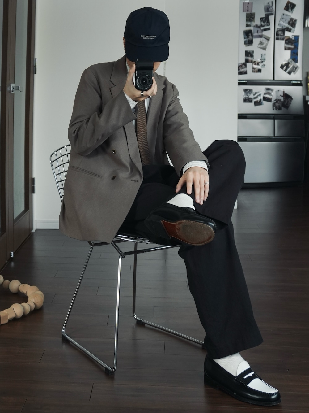 ベージュ系のテーラードジャケット、ブラック系のデニムパンツ、ブラック系のローファーを着用したメンズの冬コーディネートの1枚目の写真