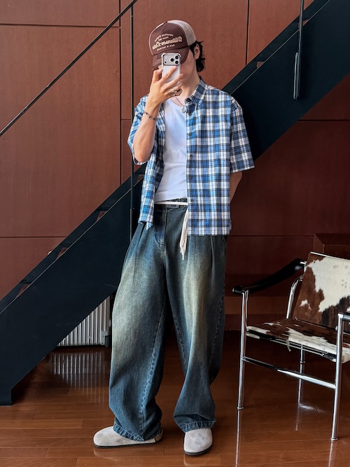 「Bleme(ブレム)のヘビーツイル ワイドストレート ダブルインタック グルカチノパンツ / ヴィンテージ加工 グルカデニムパンツ(デニムパンツ)」を使った、 風早ゆうたさん(メンズ・184cm)の春コーディネート