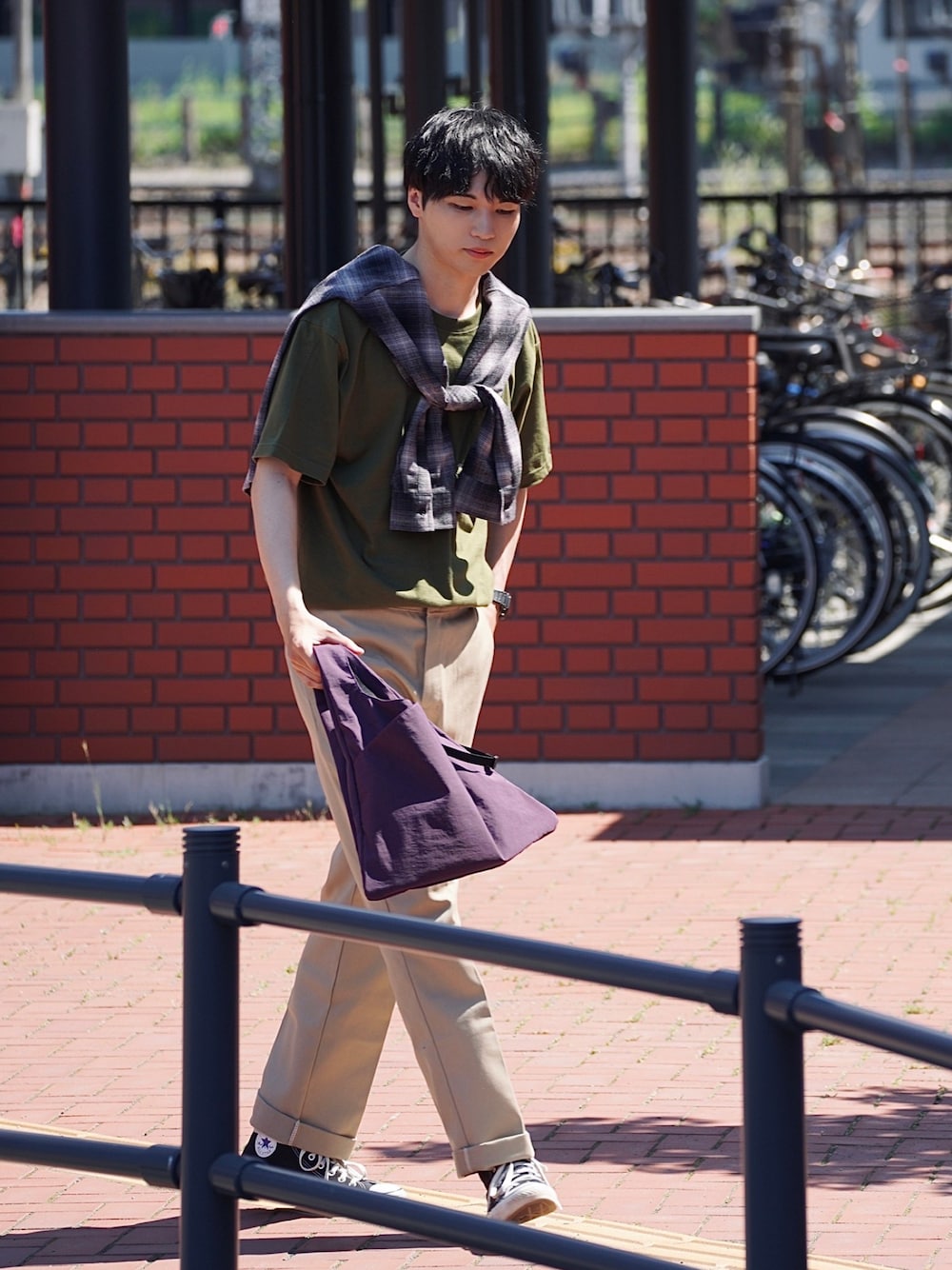 グリーン系のTシャツ/カットソー、パープル系のトートバッグ、グリーン系のチノパンツを着用したメンズの夏コーディネートの1枚目の写真
