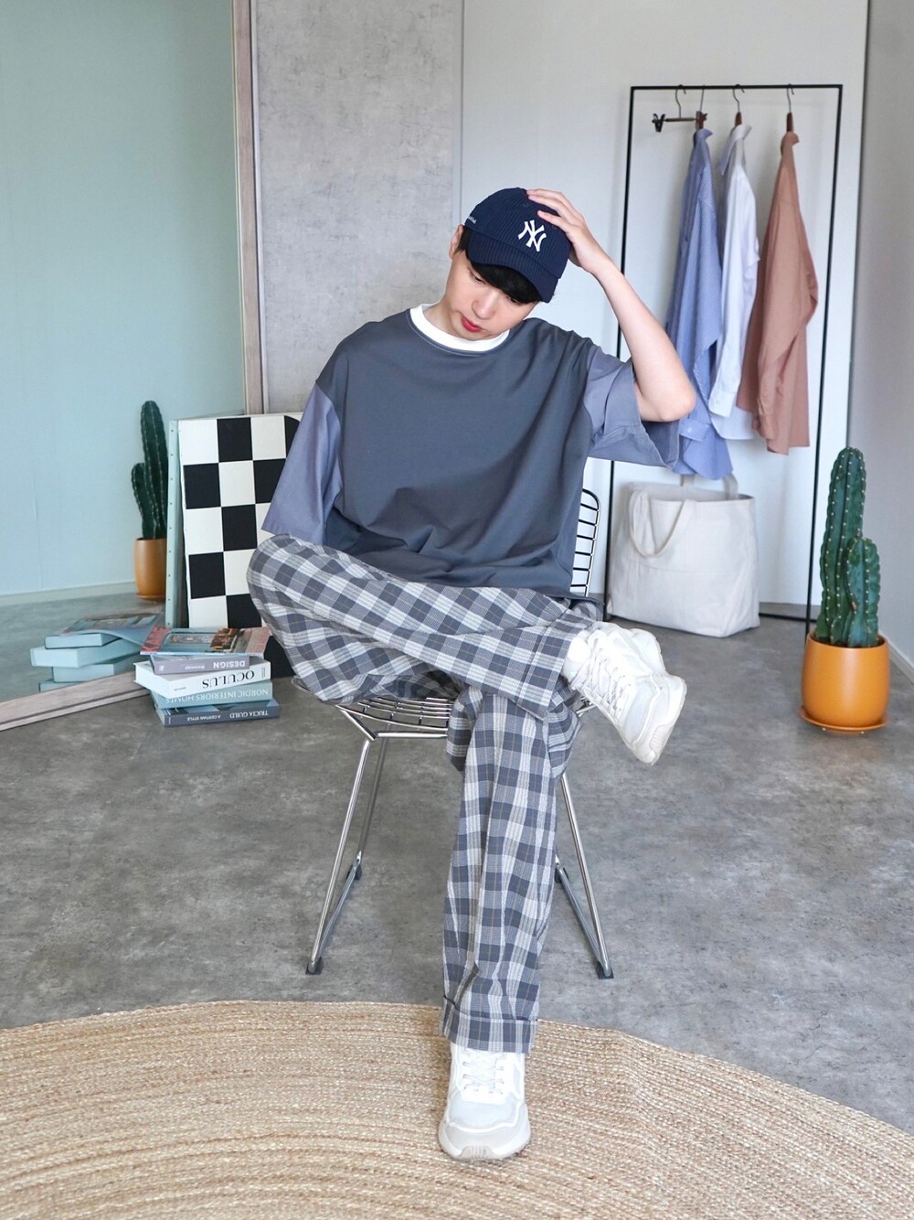 グレー系のTシャツ/カットソー、グレー系のその他パンツ、ホワイト系のスニーカーを着用したメンズの夏コーディネートの1枚目の写真