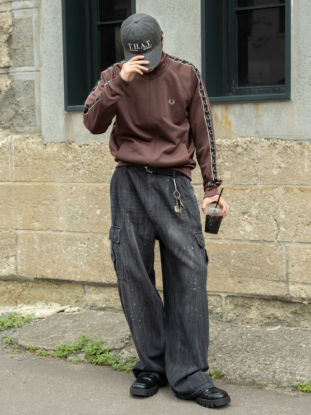 「ブラウン、休日コーデ、オトナカジュアル、休日スタイル、初秋コーデ、秋服、ストリートコーデ、トラックジャケット、デニムカーゴパンツ、ローファー、Bleme、キャップ、カーゴパンツ、革靴、フレッドペリー」｜「FRED PERRYのContrast Tape Track Jacket（ジャージ、ブラウン系）」を使った、  風早ゆうたさん（メンズ・184cm）の秋コーディネートの1枚目の写真