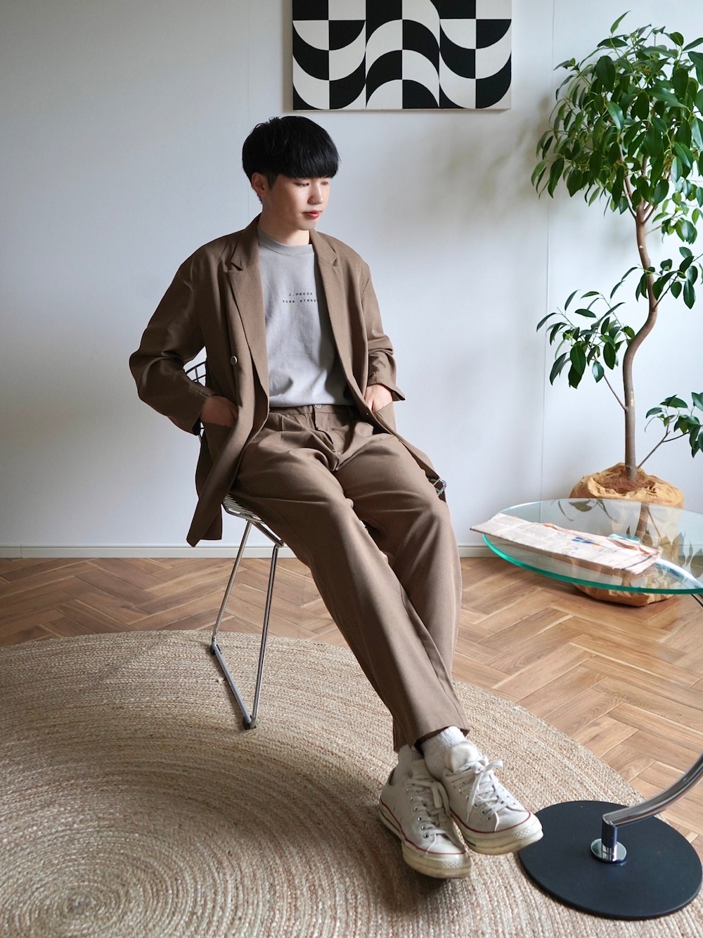 ホワイト系のシューズ、ベージュ系のセットアップ、ベージュ系のTシャツ/カットソーを着用したメンズの夏コーディネートの1枚目の写真