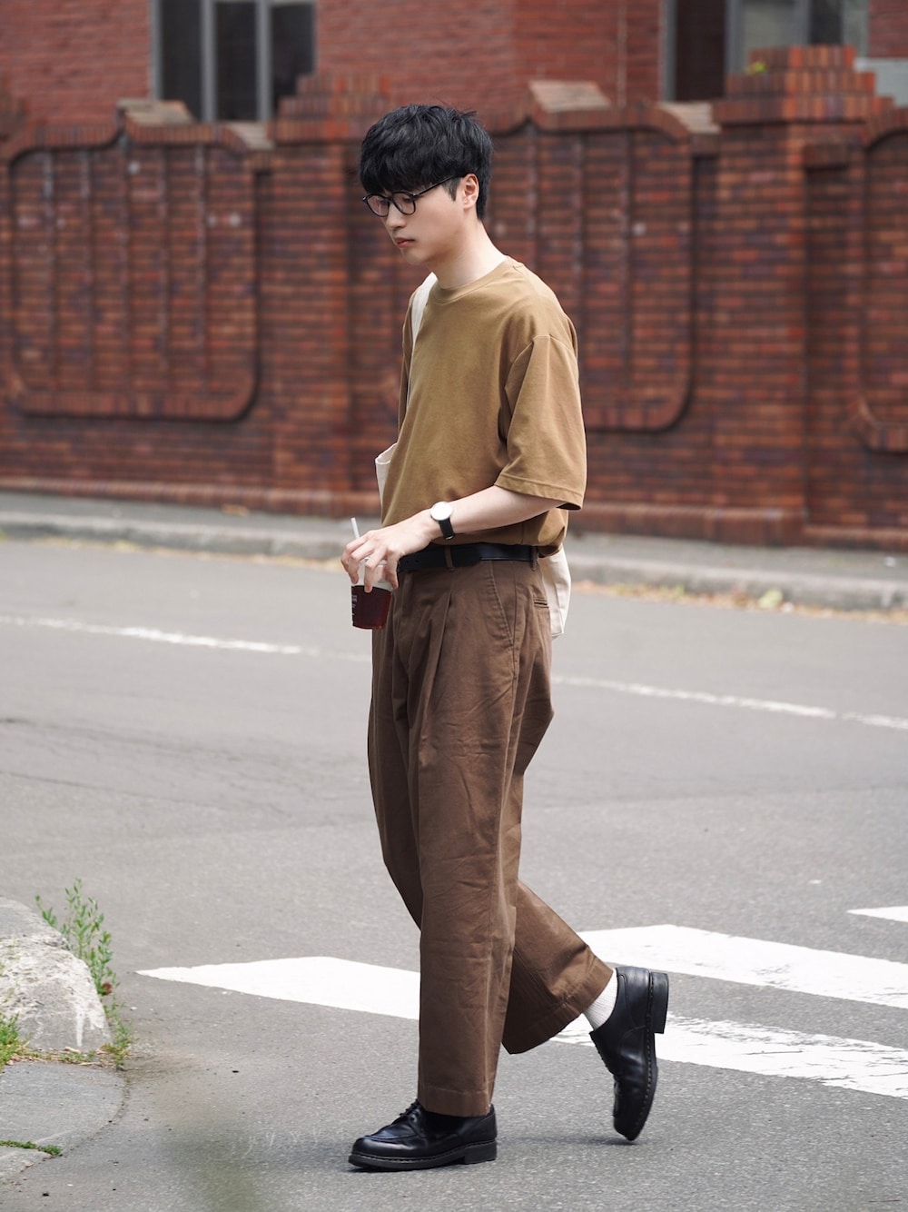 ベージュ系のトップス、ブラウン系のその他パンツ、ブラック系のドレスシューズを着用したメンズの夏コーディネートの1枚目の写真