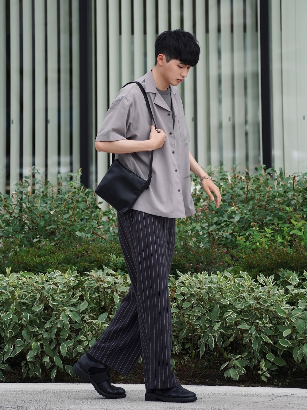 グレー系のその他パンツ、その他のその他、ホワイト系のその他を着用したメンズの夏コーディネートの1枚目の写真