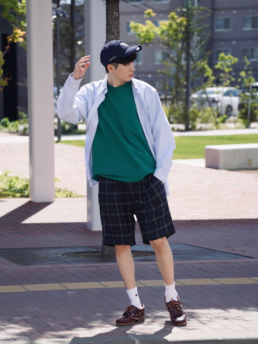 グリーン系のTシャツ/カットソー、グレー系のその他パンツ、レッド系のブーツを着用したメンズの夏コーディネートの1枚目の写真