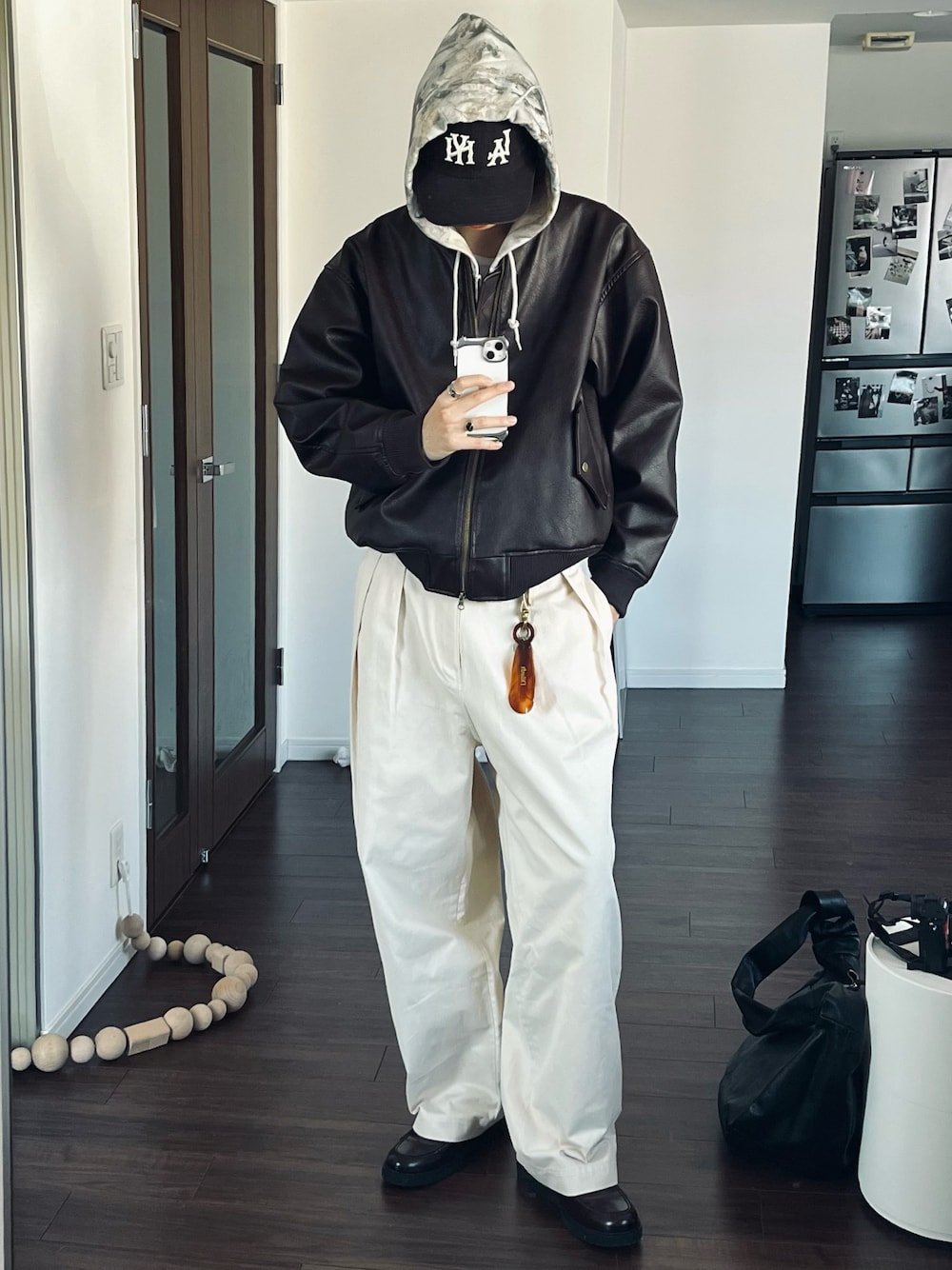 ブラウン系のMA-1、その他のパーカー、ホワイト系のデニムパンツを着用したメンズの冬コーディネートの1枚目の写真