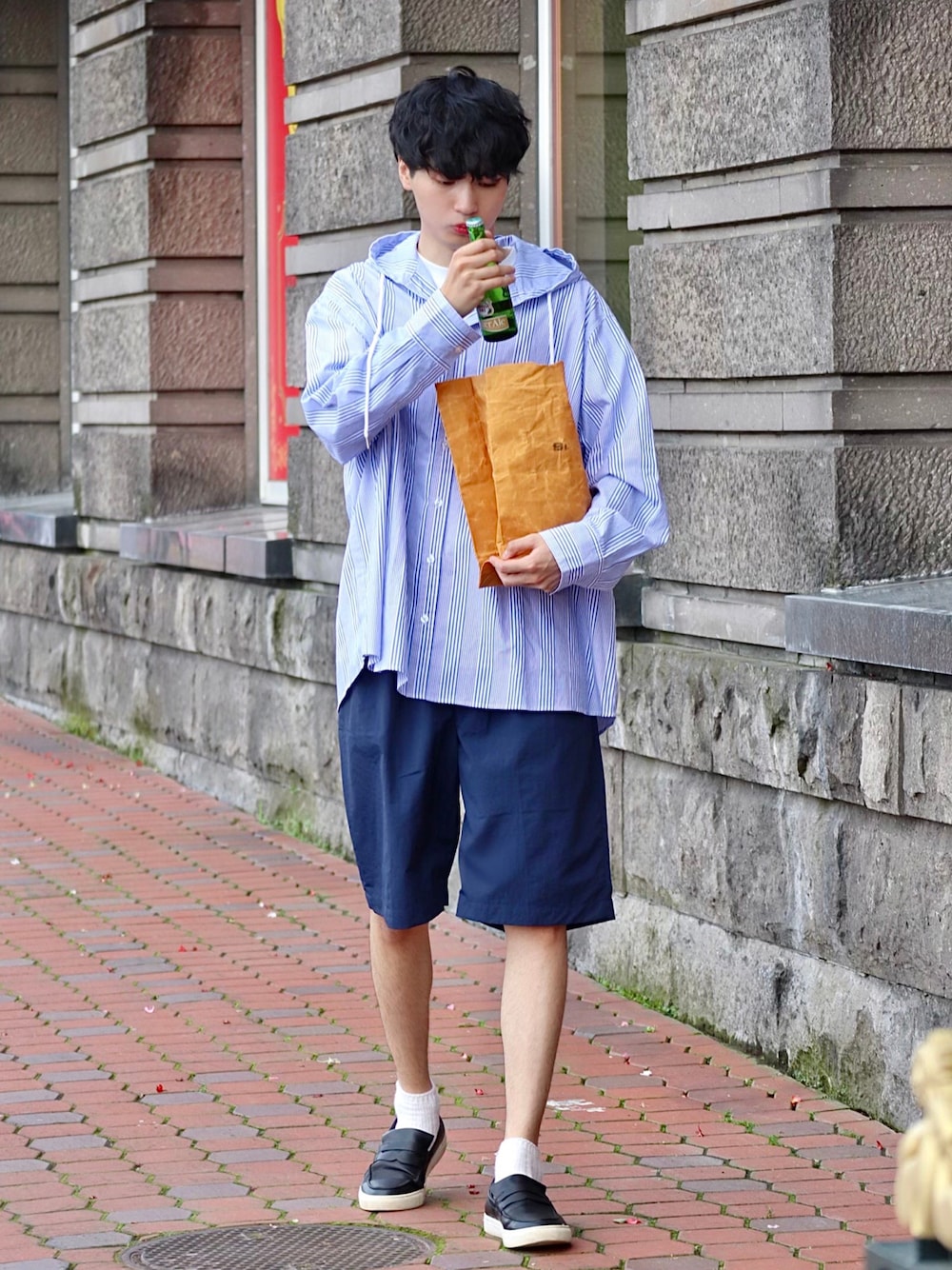 「ショートパンツ、UNIQLO、ビックシルエット、ミニバッグ、革靴、秋トレンド2021、ハーフパンツ、休日スタイル、メンズライク、オーバーサイズ、ラフ、ユニクロ、シャツパーカー、グリーンレーベル リラクシング、green label relaxing」｜「green label relaxing by 風早ゆうたの【ZOZO限定】＜風早ゆうた（WEARISTA）×green label relaxing＞フーデッド オーバーサイズ 長袖シャツ（シャツ/ブラウス、その他）」を使った、  風早ゆうたさん（メンズ・184cm）の夏コーディネートの1枚目の写真