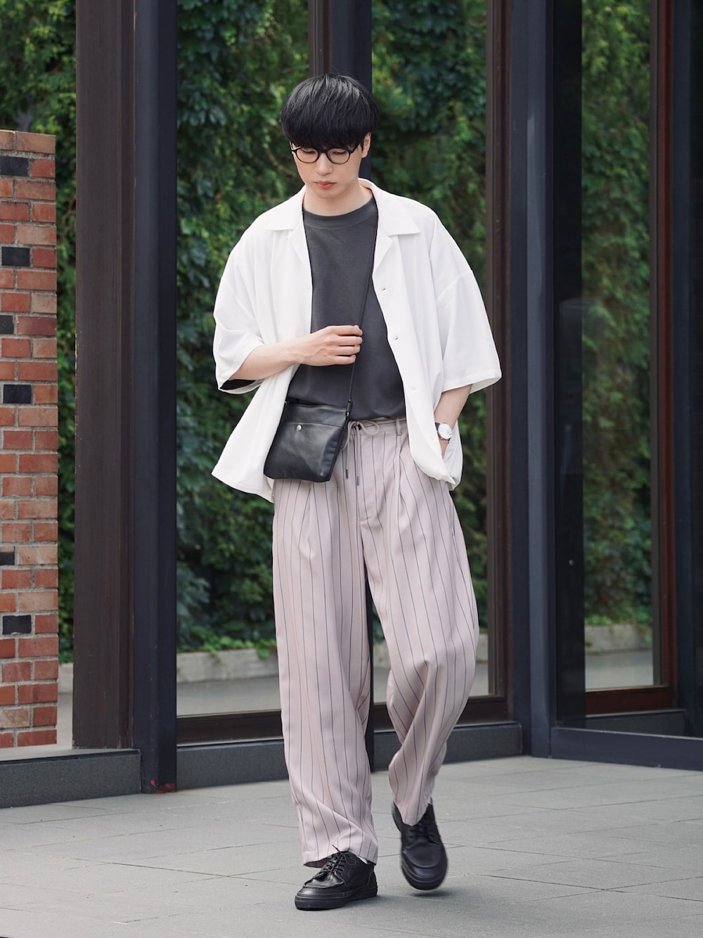 ホワイト系のシャツ/ブラウス、ベージュ系のセットアップ、ブラック系のスニーカーを着用したメンズの夏コーディネートの1枚目の写真