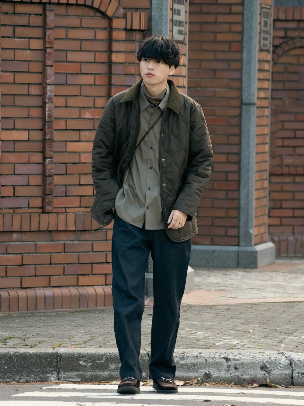 グリーン系のブルゾン、グリーン系のシャツ/ブラウス、ブルー系のデニムパンツを着用したメンズの冬コーディネートの1枚目の写真