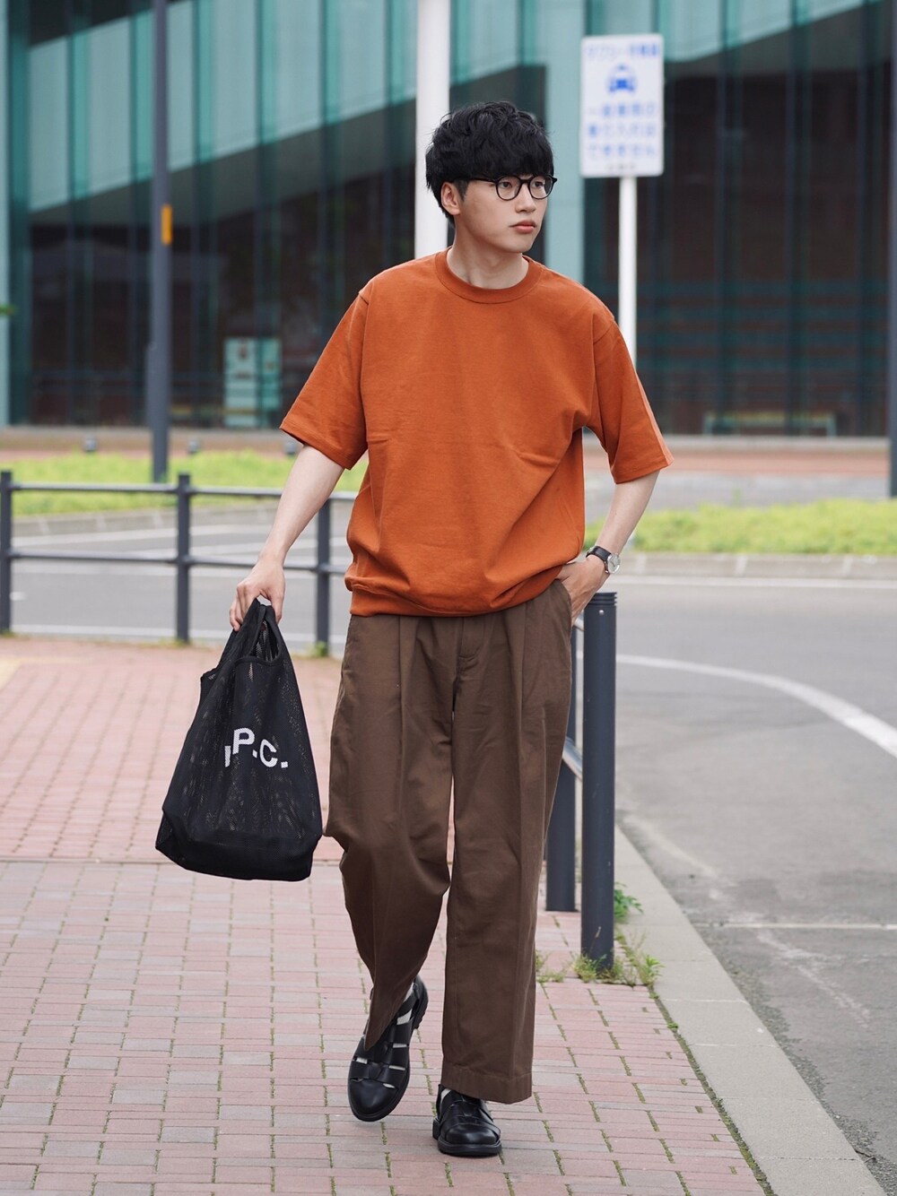 ブラウン系のTシャツ/カットソー、ブラウン系のその他パンツ、ブラック系のトートバッグを着用したメンズの夏コーディネートの1枚目の写真
