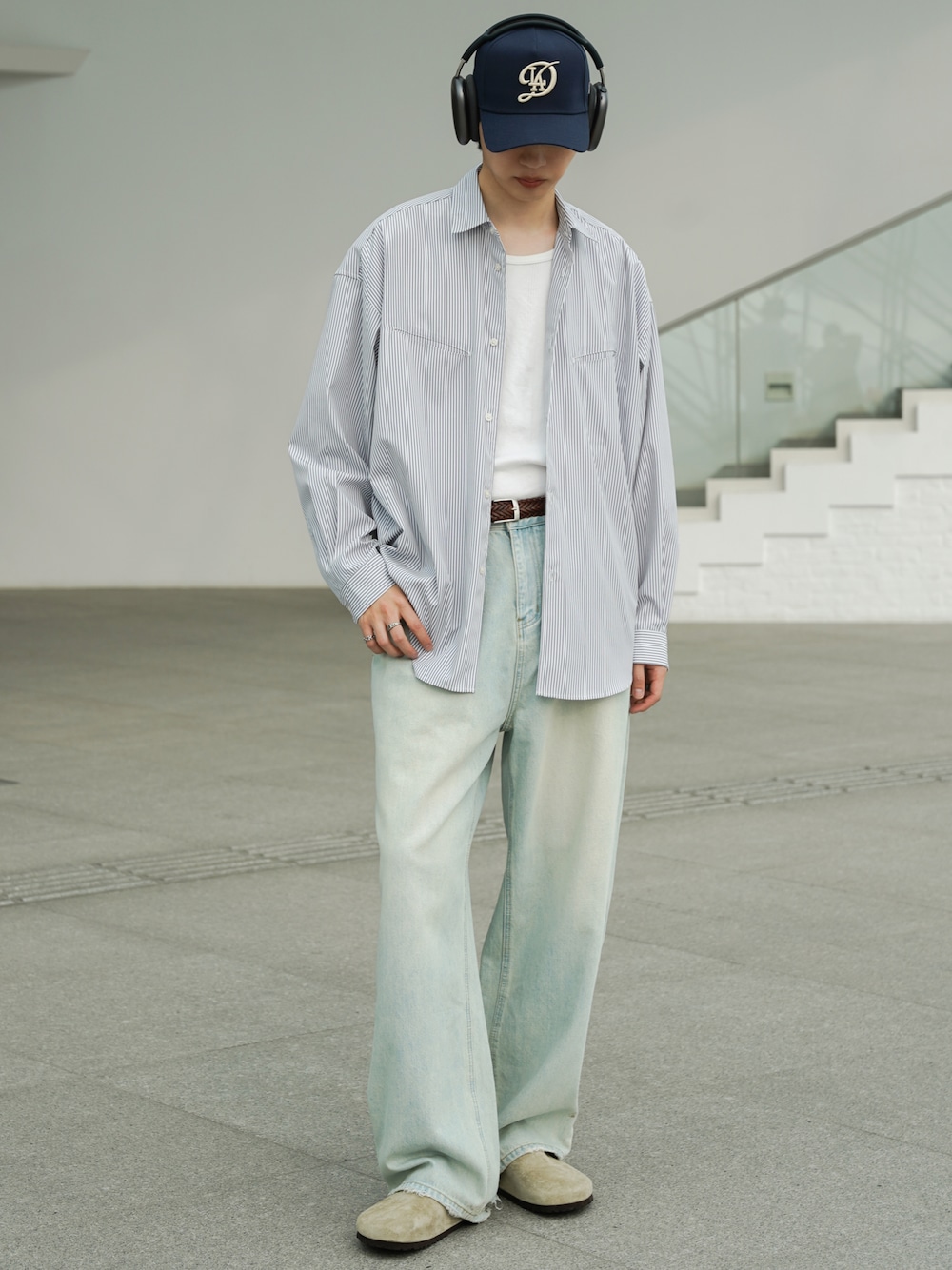 ホワイト系のTシャツ/カットソー、ブルー系のデニムパンツ、ベージュ系のサンダルを着用したメンズの春コーディネートの1枚目の写真