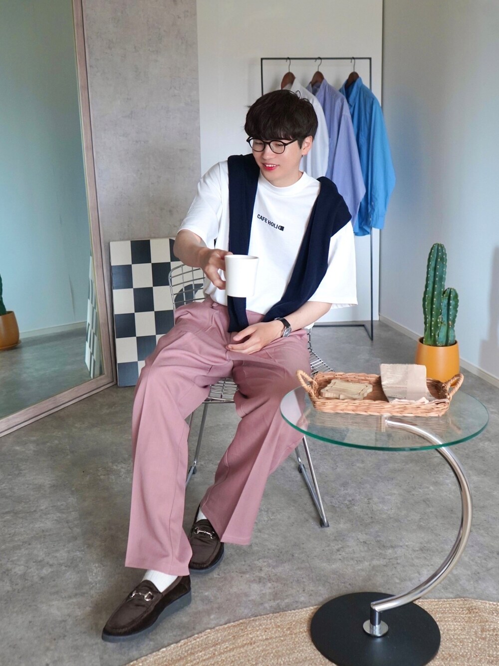 ホワイト系のTシャツ/カットソー、ピンク系のスラックス、グレー系のアナログ腕時計を着用したメンズの夏コーディネートの1枚目の写真