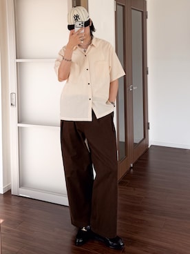 「Bleme（ブレム）のヘビーツイル ワイドストレート ダブルインタック グルカチノパンツ（チノパンツ、ブラウン系）」を使った、  風早ゆうたさん（メンズ・184cm）の春コーディネート