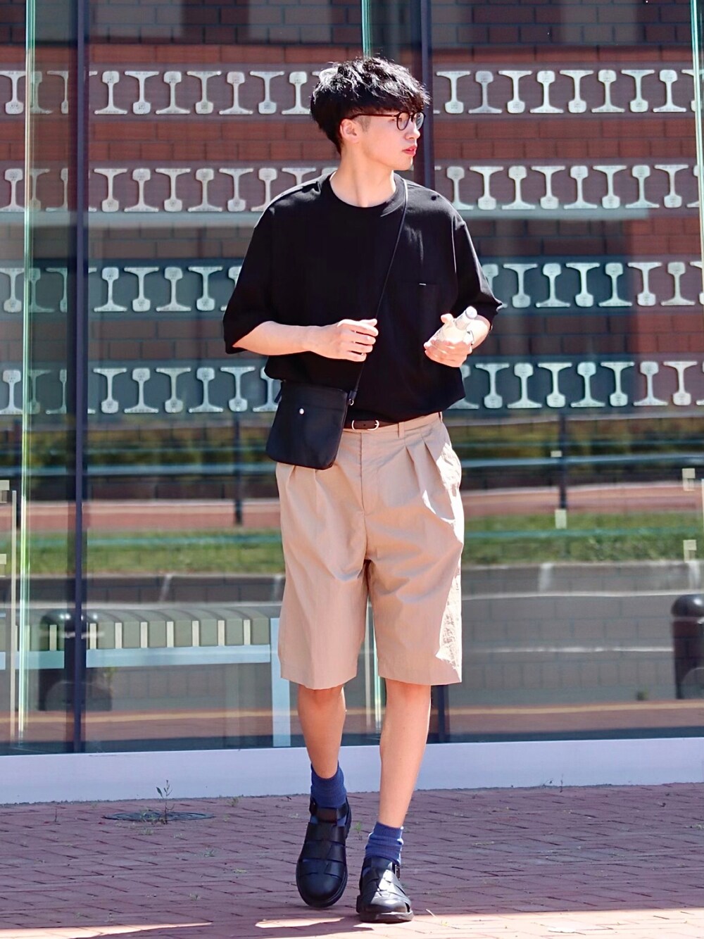 ブラック系のTシャツ/カットソー、ベージュ系のその他パンツ、ブラック系のサンダルを着用したメンズの夏コーディネートの1枚目の写真