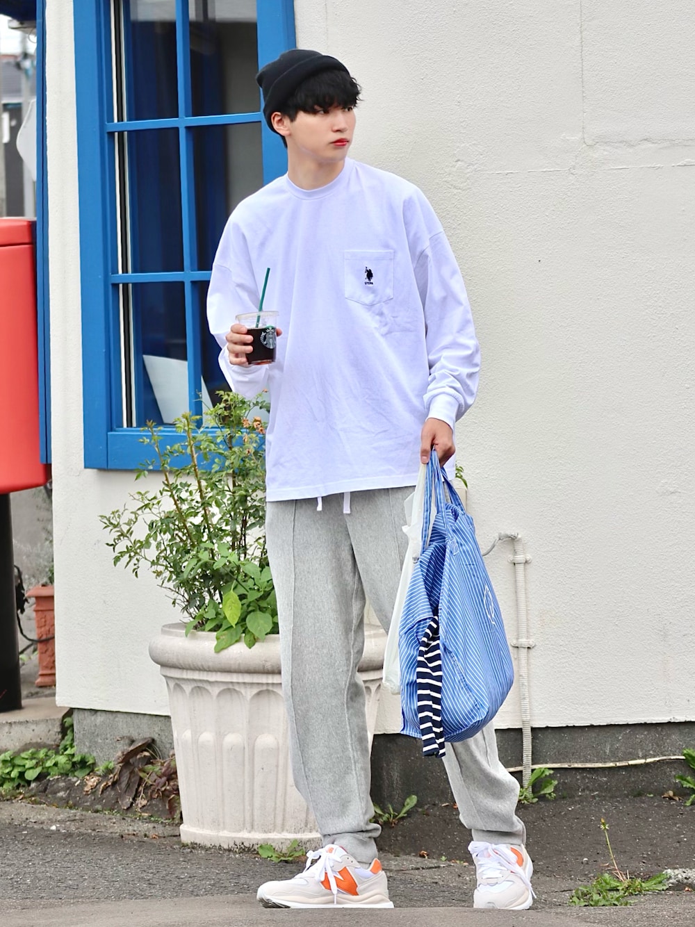 ホワイト系のTシャツ/カットソー、グレー系のその他パンツ、ブルー系のエコバッグ/サブバッグを着用したメンズの夏コーディネートの1枚目の写真