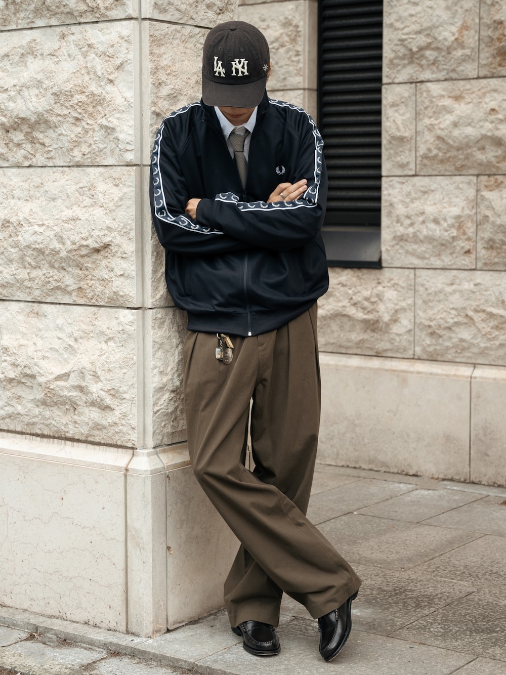   風早ゆうたさんの「CONTRAST TAPE TRACK JACKET　J5557（FRED PERRY）」を使ったコーディネートの1枚目の写真