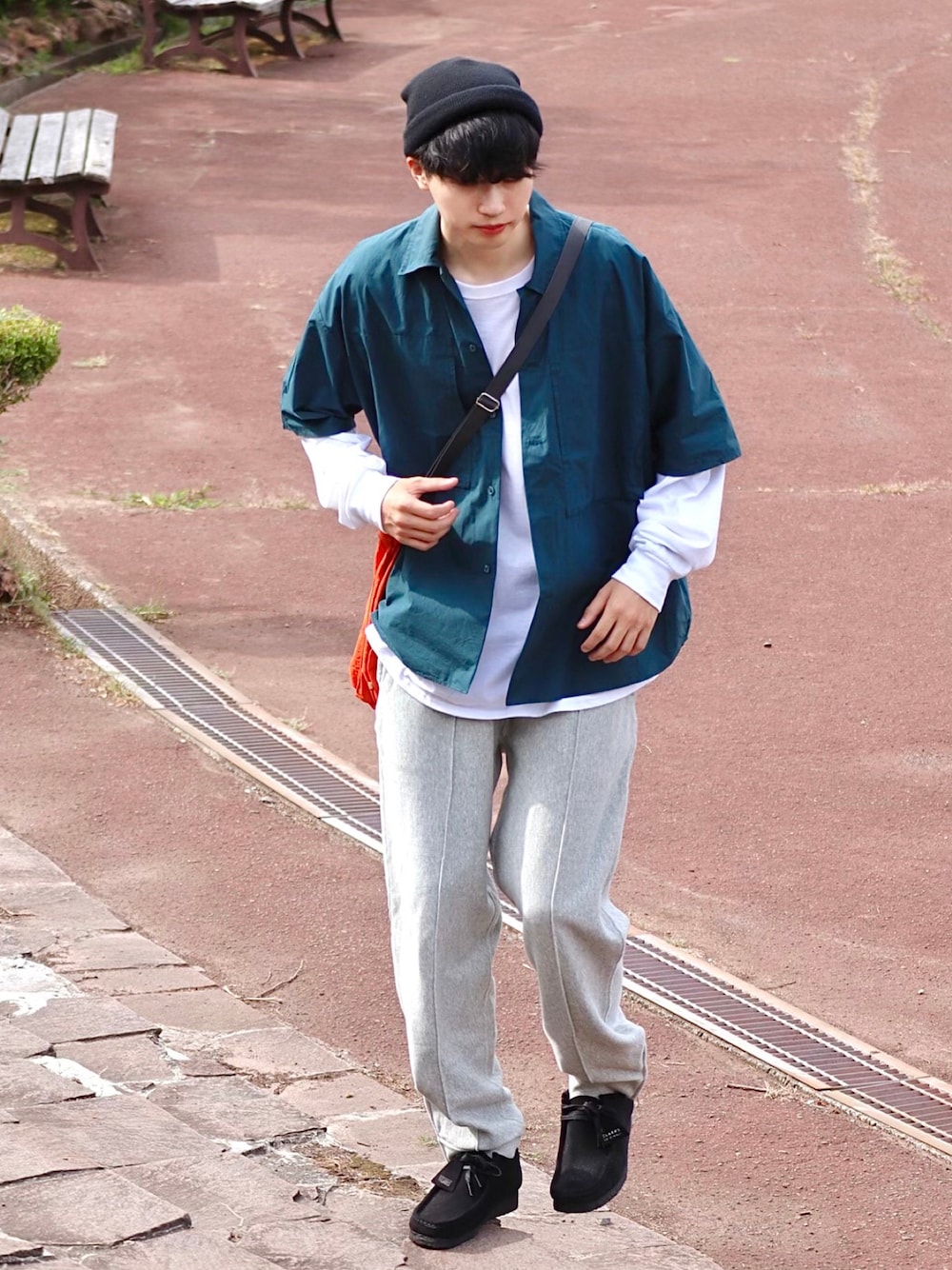 ブルー系のシャツ/ブラウス、ホワイト系のTシャツ/カットソー、オレンジ系のトートバッグを着用したメンズの秋コーディネートの1枚目の写真