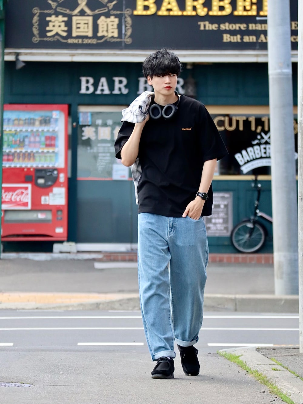 ブラック系のTシャツ/カットソー、ブラック系のモカシン/デッキシューズ、ブラック系のアナログ腕時計を着用したメンズの夏コーディネートの1枚目の写真