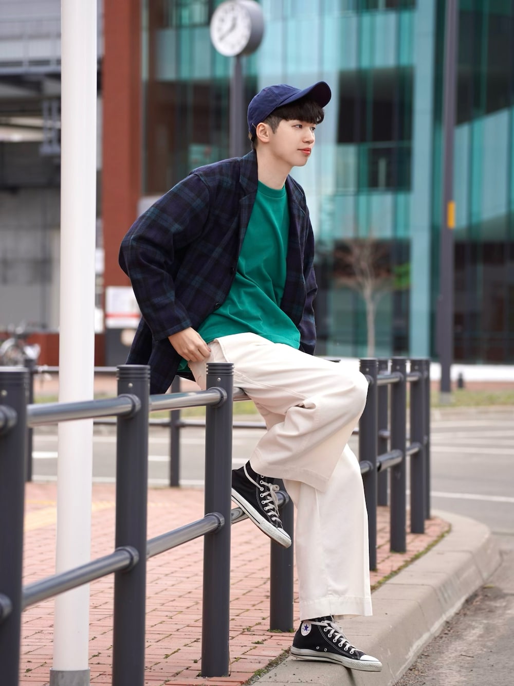 グリーン系のTシャツ/カットソー、グリーン系のテーラードジャケット、ホワイト系のデニムパンツを着用したメンズの春コーディネートの1枚目の写真