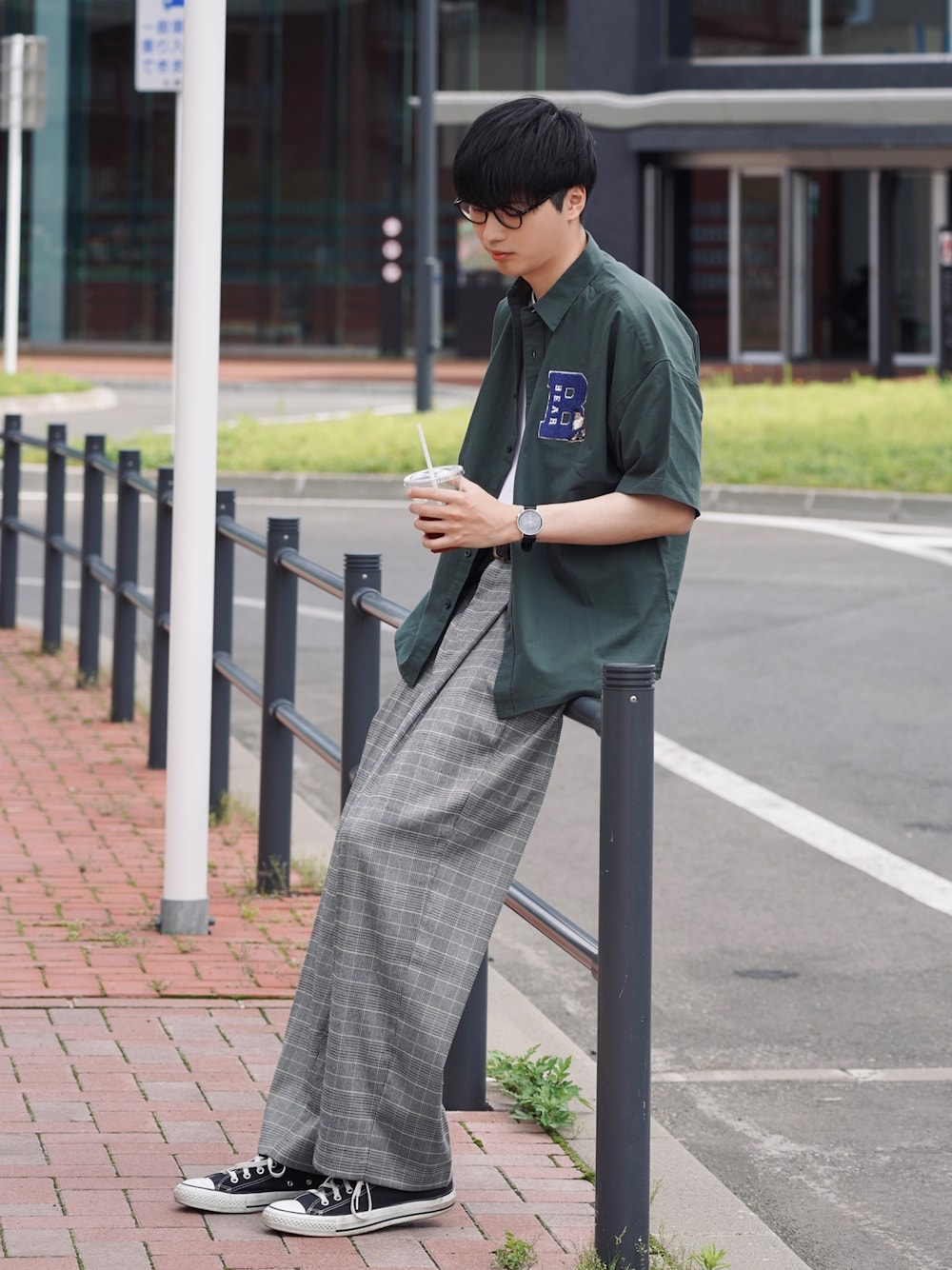 グリーン系のシャツ/ブラウス、グレー系のその他パンツ、ブラック系のスニーカーを着用したメンズの夏コーディネートの1枚目の写真