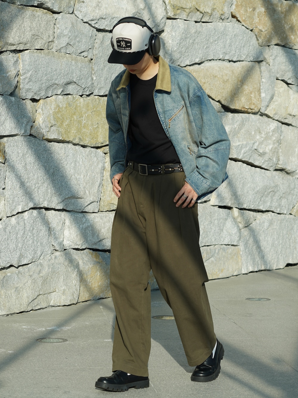 ブルー系のデニムジャケット、グリーン系のデニムパンツ、ベージュ系のキャップを着用したメンズの冬コーディネートの1枚目の写真