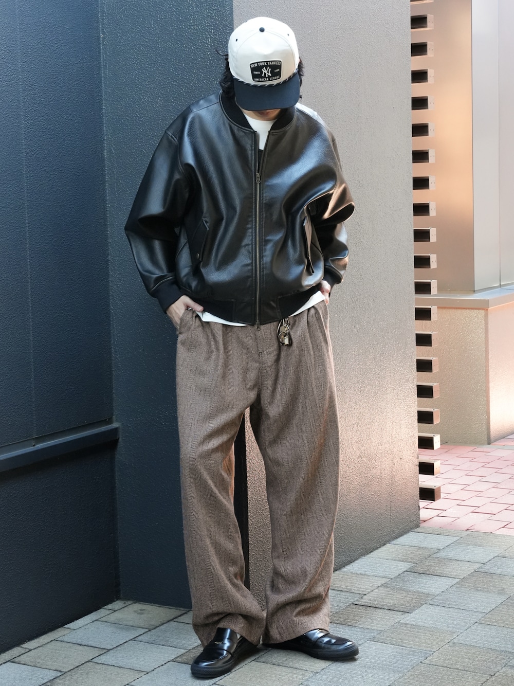 ブラック系のMA-1、ブラウン系のスラックス、ブラック系のローファーを着用したメンズの秋コーディネートの1枚目の写真