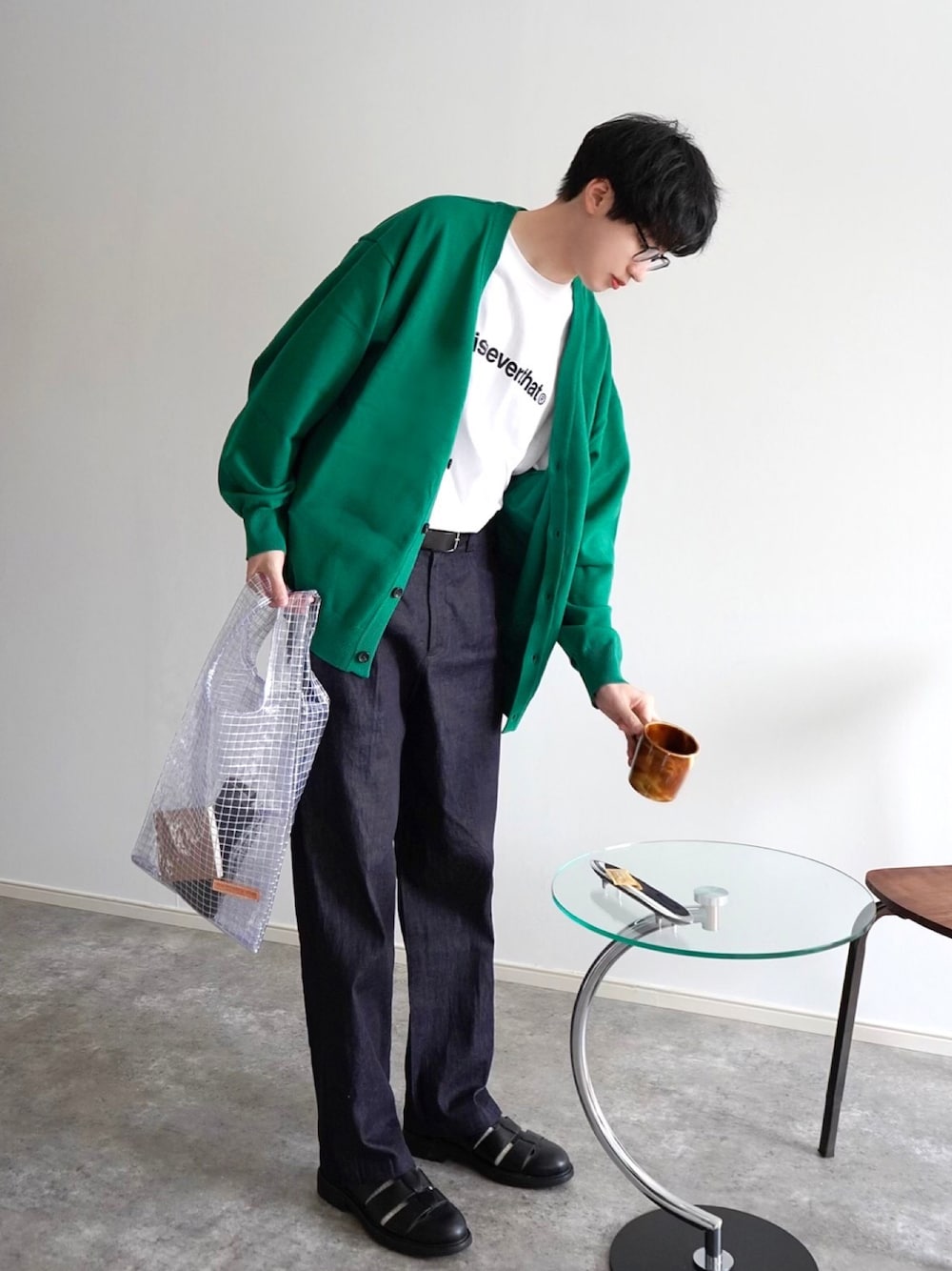 グリーン系のカーディガン/ボレロ、ホワイト系のTシャツ/カットソー、その他のトートバッグを着用したメンズの冬コーディネートの1枚目の写真