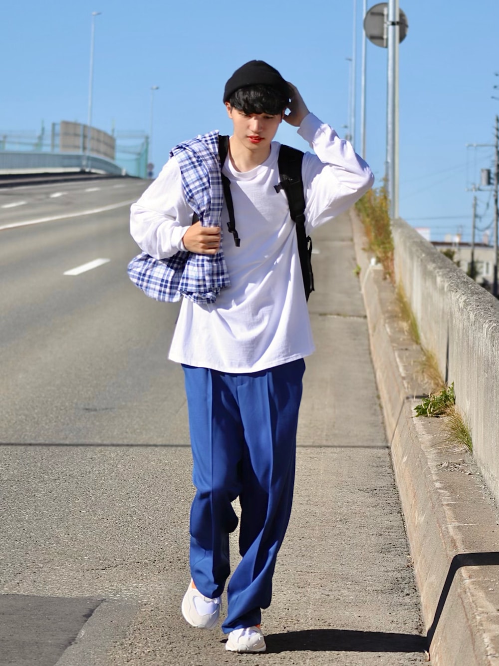 ブルー系のスラックス、オレンジ系のスニーカー、ホワイト系のTシャツ/カットソーを着用したメンズの秋コーディネートの1枚目の写真