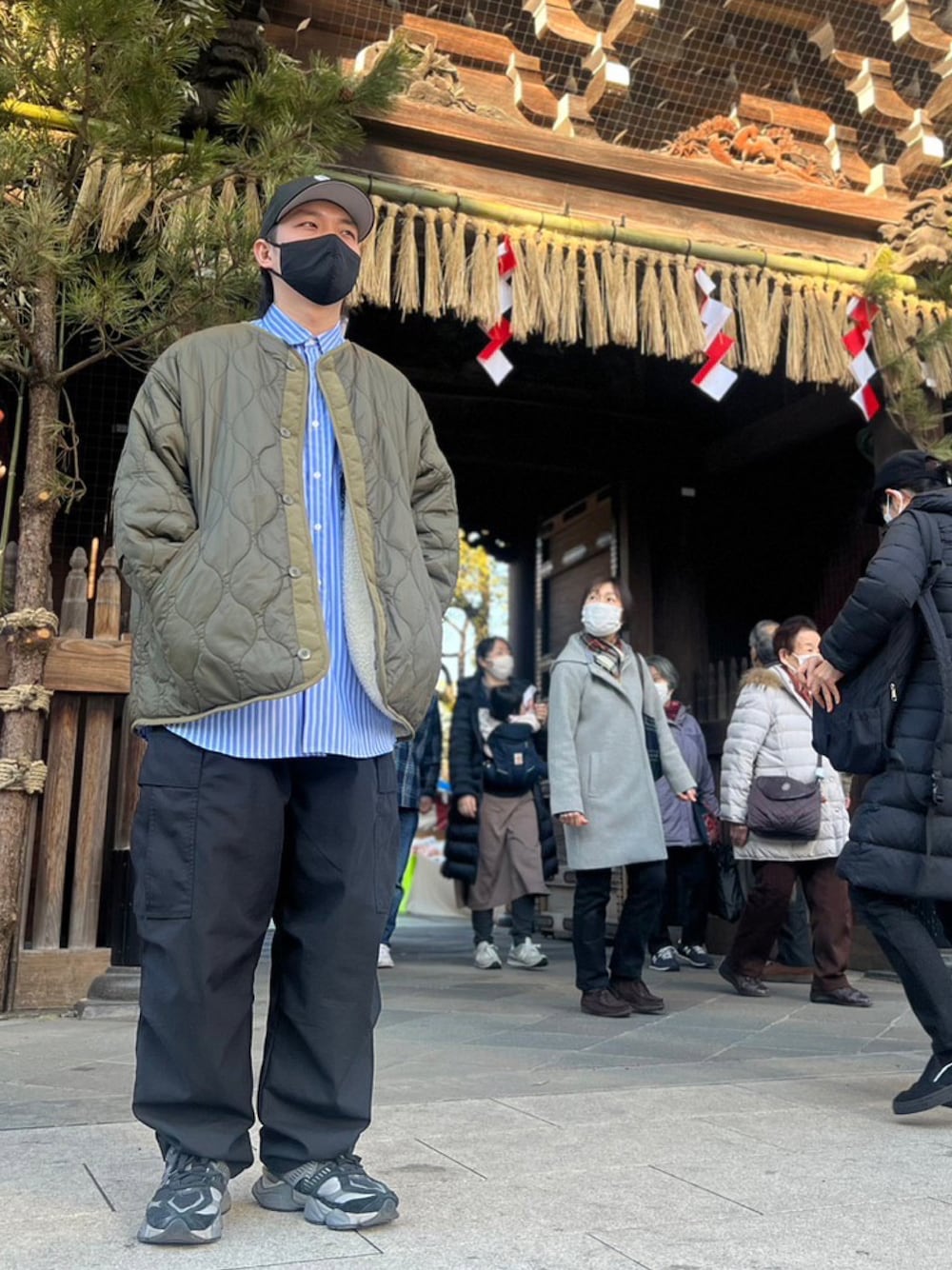 「冬、キルティング、ブルゾン、カーキ、カーゴパンツ、ストライプシャツ」｜「古着のアイテム（ジャケット/アウター、グリーン系）」を使った、miizukiiさん（メンズ・174cm）の冬コーディネートの1枚目の写真