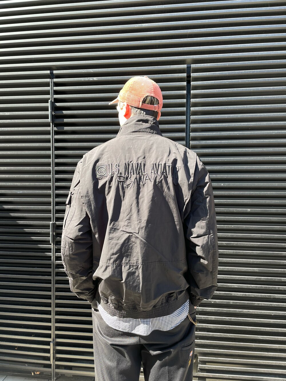 「シンプル、ブラック、AVIREX、黒、レイヤードスタイル、ギンガムチェック、ニューエラ、春、うしろ姿、イオンモール岡山」｜「AVIREXのAVIREX ケーブ ジャケット/AVIREX CAVE JACKET（ジャケット/アウター、ブラック系）」を使った、joujiさん（メンズ・184cm）の冬コーディネートの1枚目の写真
