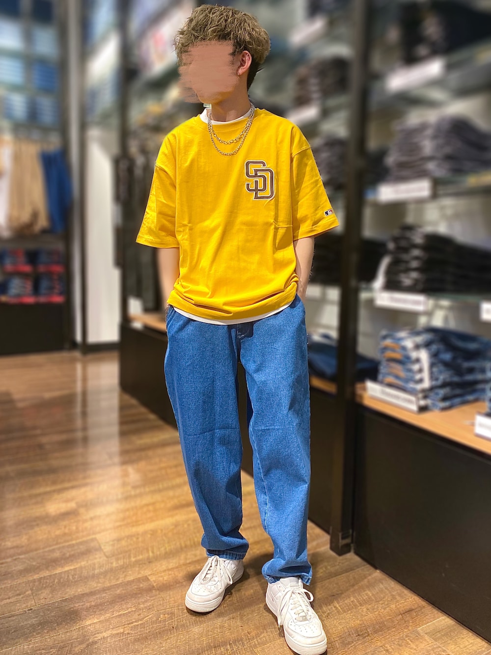 「イエロー、春夏コーデ、カジュアル、メンズコーデ、ストリートコーデ、低身長」｜「NIKEのナイキ エア フォース 1 '07 メンズシューズ / Nike Air Force 1 '07 Men's Shoes CW2288-111 White（スニーカー、ホワイト系）」を使った、naokiさん（メンズ・161cm）の春コーディネートの1枚目の写真