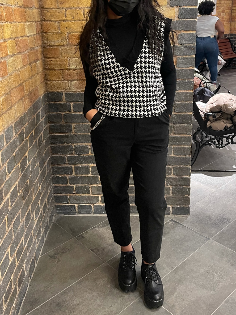 ブラック系のスラックス、ブラック系のローファーを着用したレディースの冬コーディネートの1枚目の写真